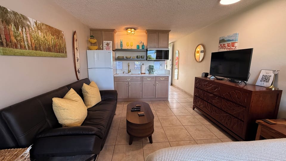    Modern kitchenette and comfortable seating for your stay.🌴