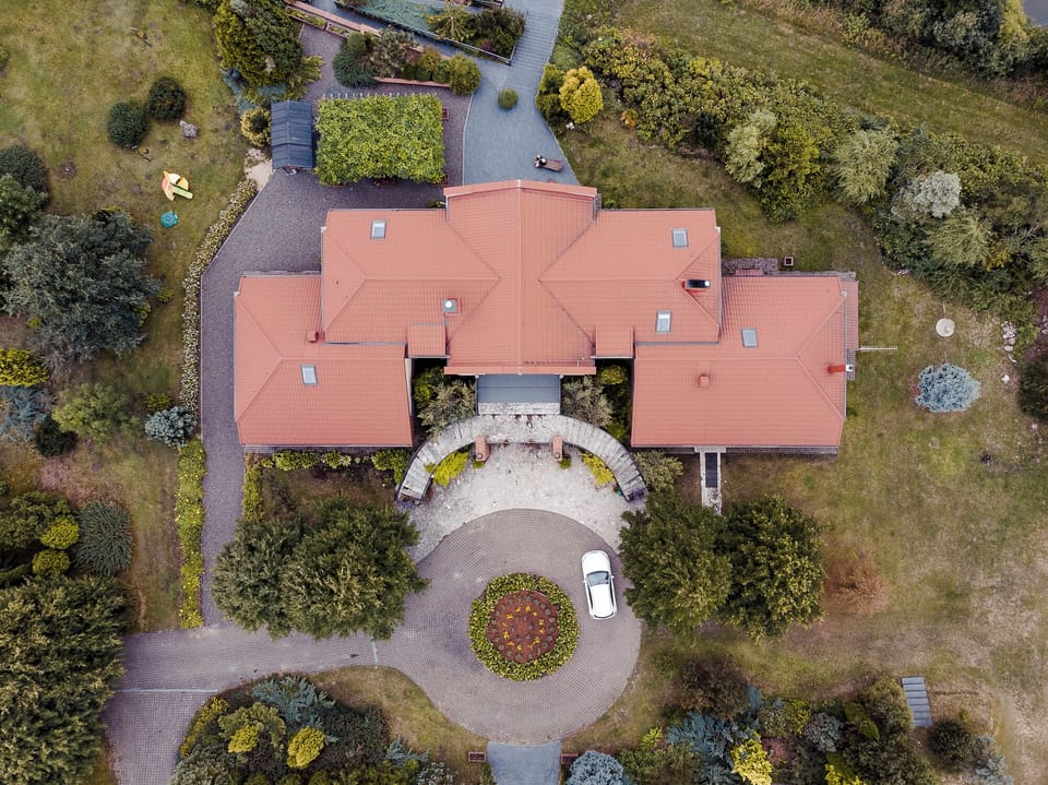 house is 400 m2 big - 8 bedrooms, 4 bathrooms, 2 living rooms with a lake wiev