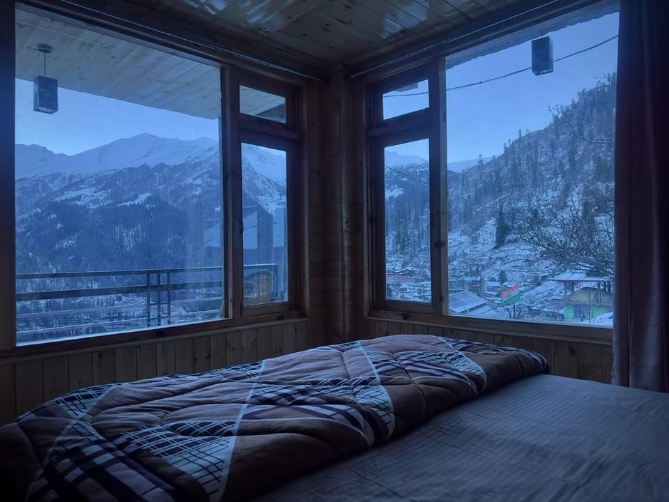 Deluxe Double Room, 1 King Bed, Balcony, Mountain View | Free WiFi