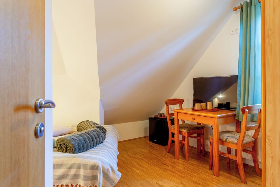 In-room safe, desk, soundproofing, WiFi (free)