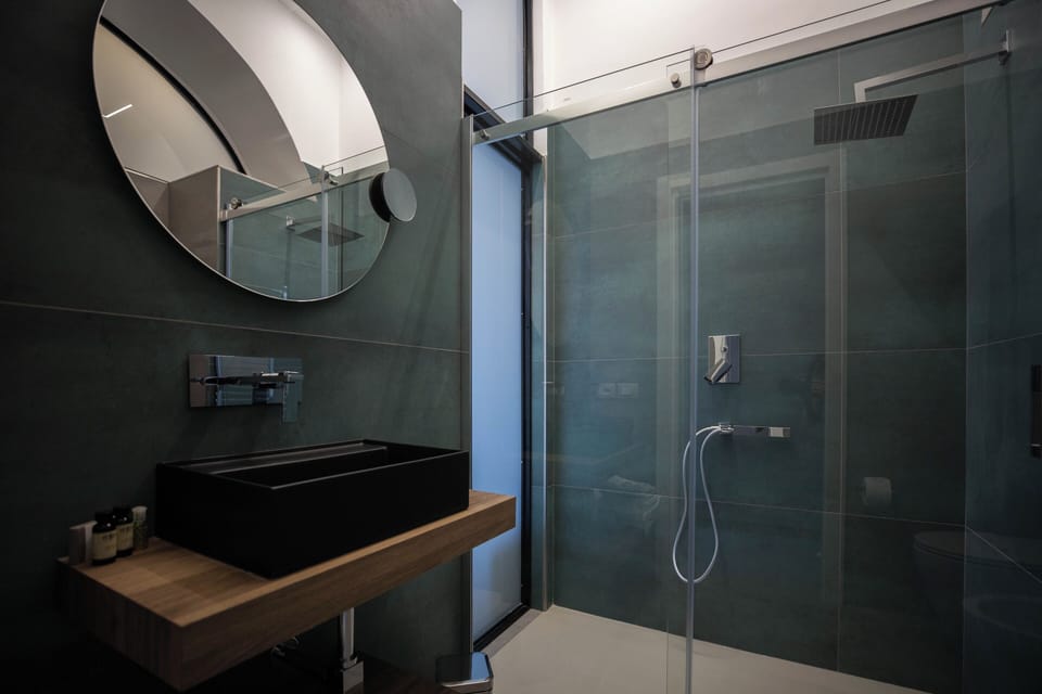 Deluxe Double Room, City View | Bathroom | Shower, free toiletries, hair dryer, bidet