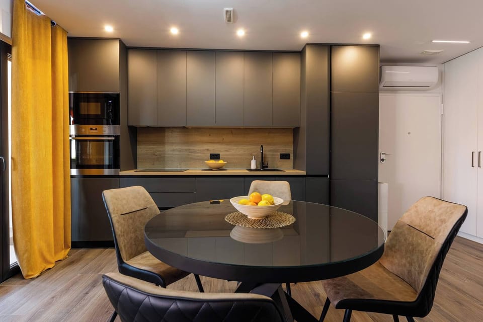 Apartment, 2 Bedrooms, Garden View | Dining room