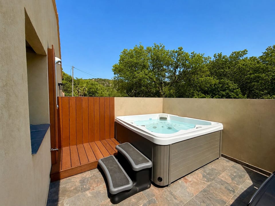 Outdoor spa tub