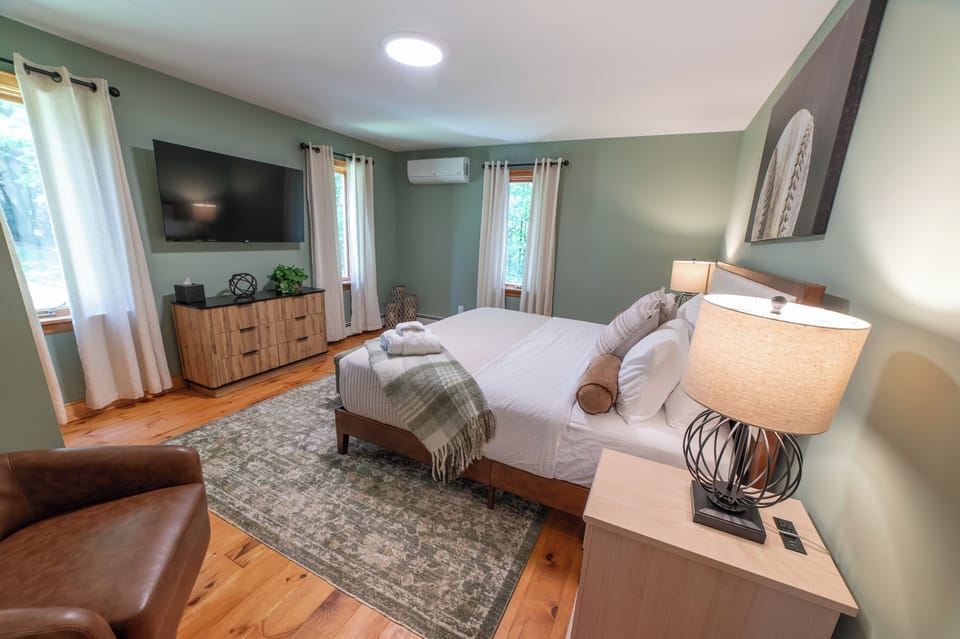 Main House: Main Floor Bedroom