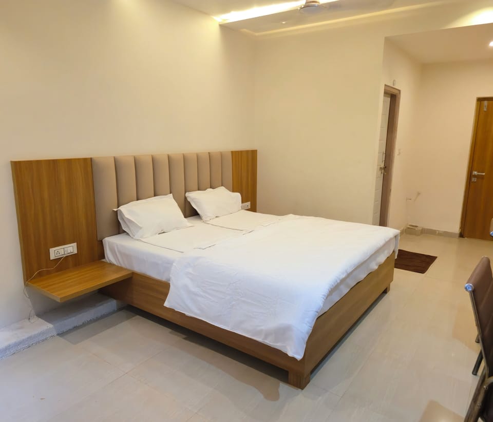 Deluxe Room | Desk, bed sheets