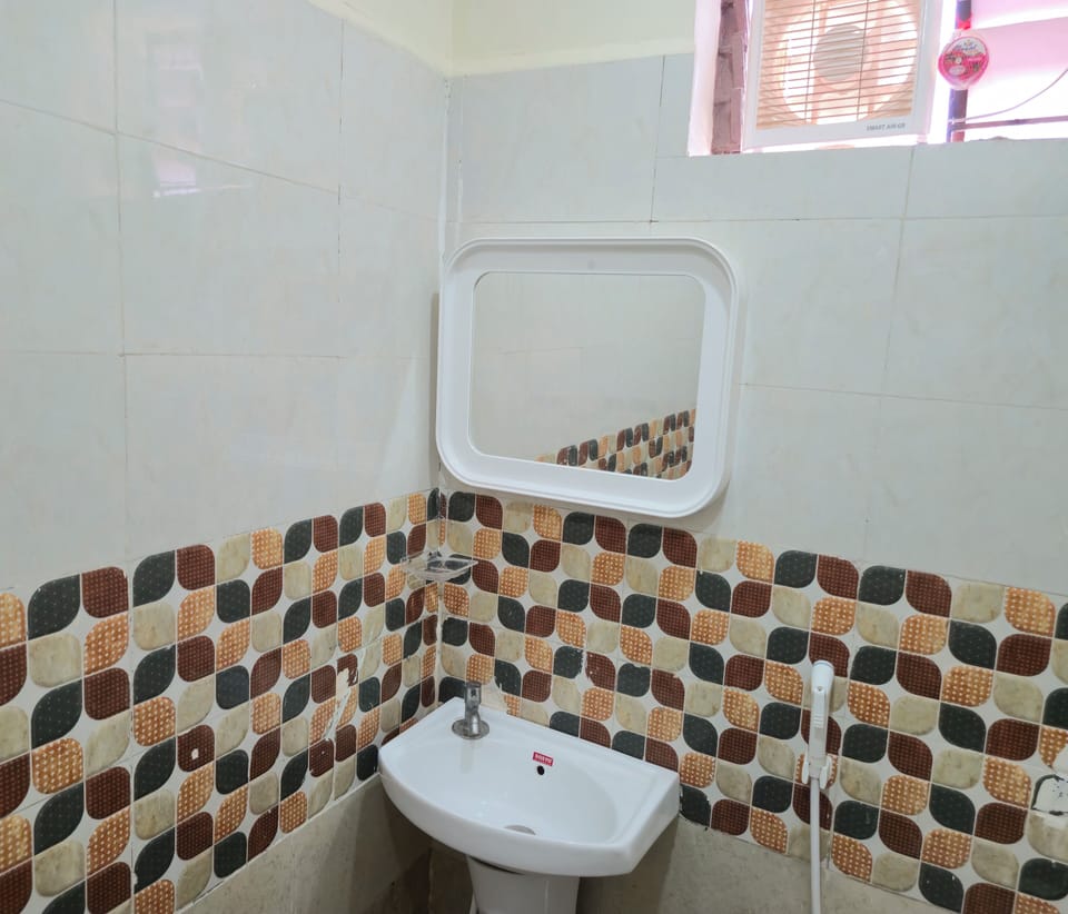 Standard Twin Room | Bathroom | Shower, free toiletries, towels, soap