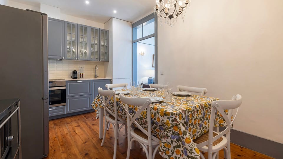 Fully equipped kitchen with a charming dining area, ideal for slow breakfasts or relaxed dinners at home.
#fullyequippedkitchen #diningarea #homeawayfromhome #lovelystay