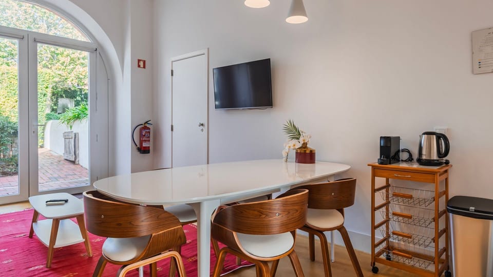 An inviting and spacious dining area, for a homemade shared meal.
#comfort #family #portugal #pt #lisbon