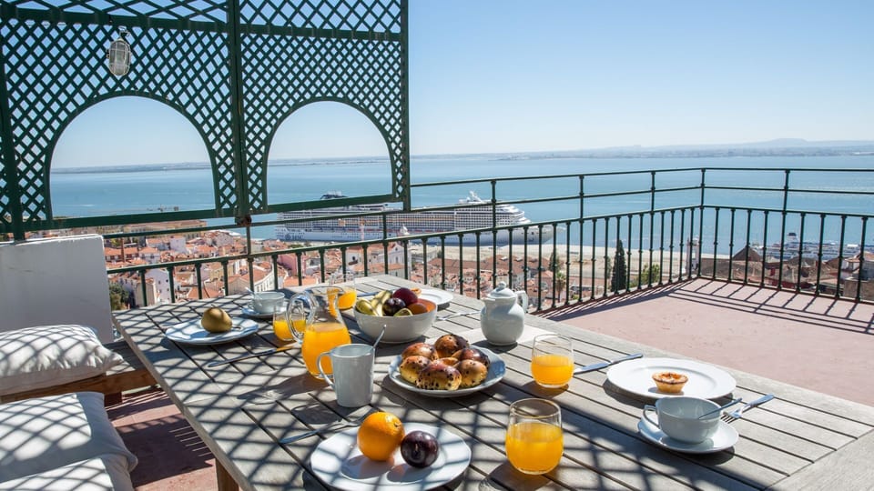 Enjoy an outside meal with a great view in this sunny patio.
#outdoor #patio #view #riverview #cityview #portugal #pt #lisbon