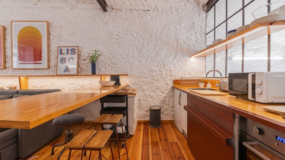 A modern kitchenette with all the appliances and utensils you'll need during your stay.
#kitchen #homecook #quality #portugal #pt #lisbon