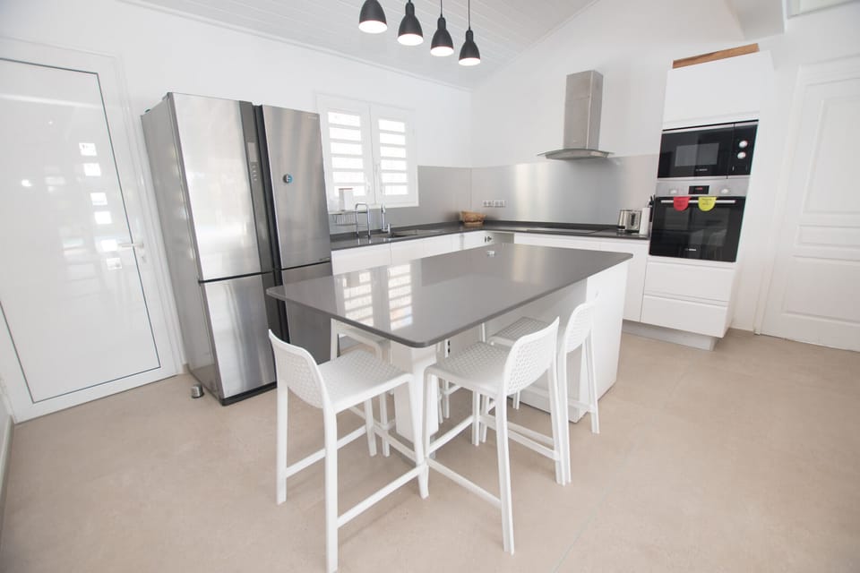 Villa Corail is built around an ultra-modern kitchen-lounge area. Perfect for preparing the best recipes of Martinique and sharing them with family and friends.