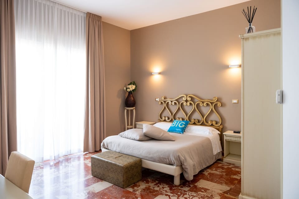 Double Room | Minibar, in-room safe, WiFi (free), bed sheets