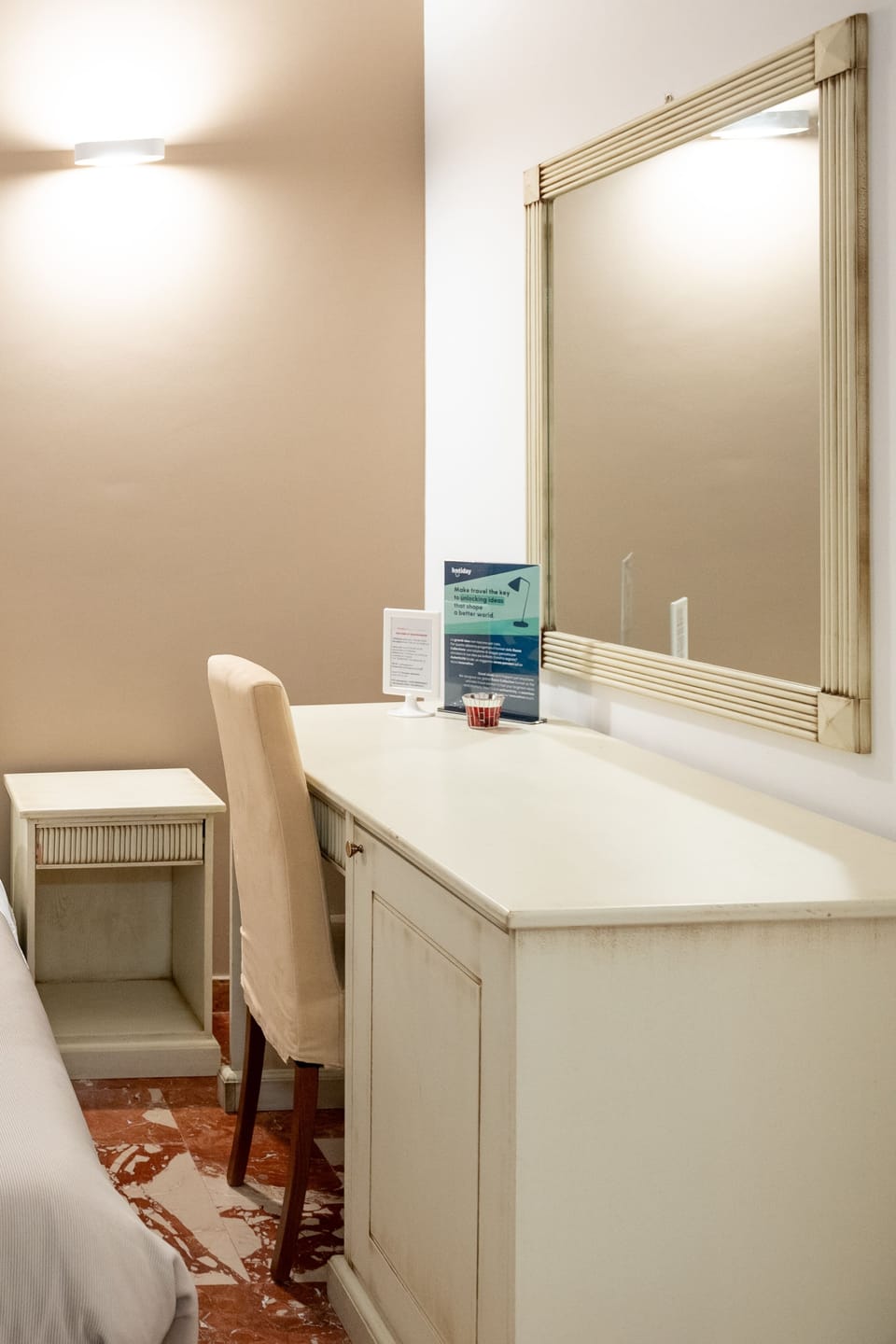 Double Room | Minibar, in-room safe, WiFi (free), bed sheets