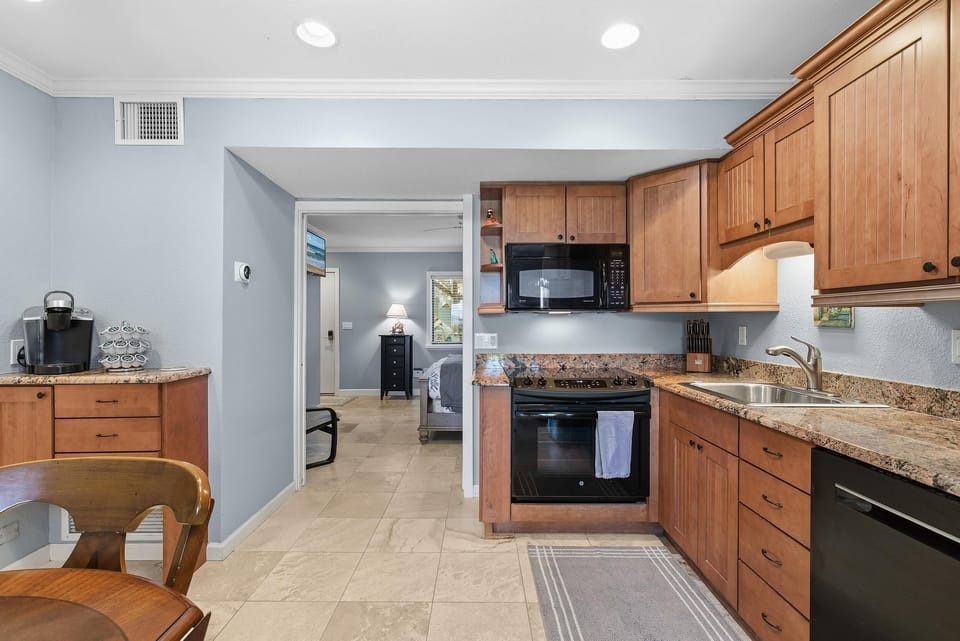 House, 1 King Bed with Sofa bed (Sea Dunes Nautilus B7-B) | Private kitchen | Oven