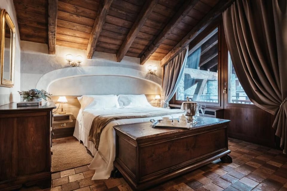 Executive Suite, Mountain View | Premium bedding, down comforters, minibar, in-room safe