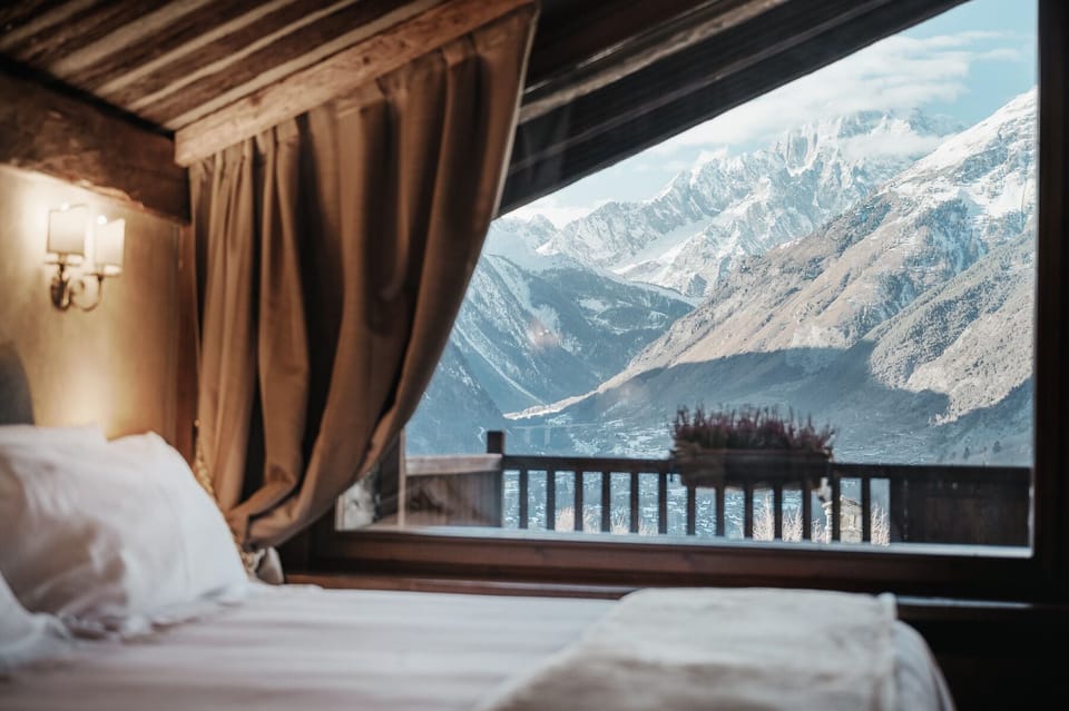 Premium bedding, down comforters, minibar, in-room safe
