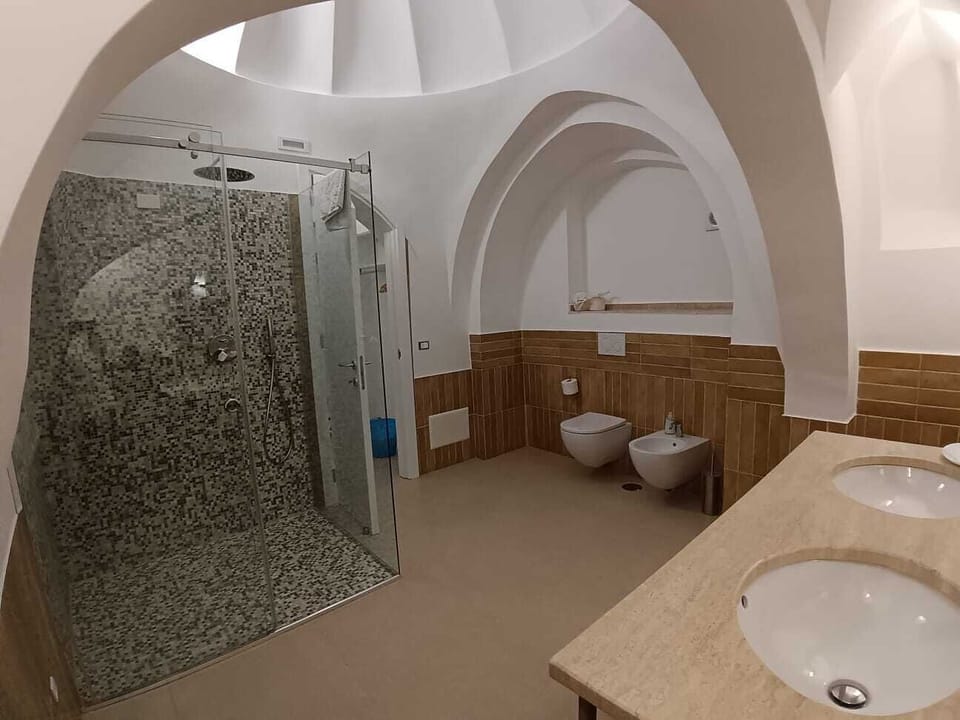 Family Suite | Bathroom | Shower, eco-friendly toiletries, hair dryer, bidet