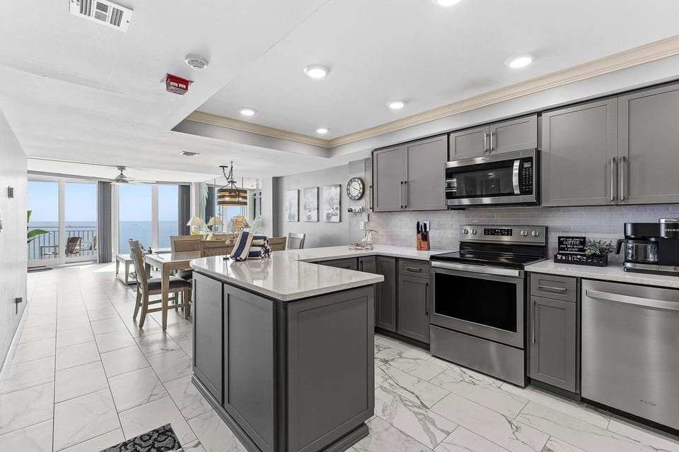 House, Multiple Beds, Ocean View (Daytona White Surf 504-OceanZenn) | Private kitchen