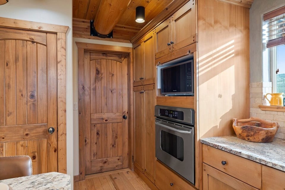 Kitchen - Oven & Microwave