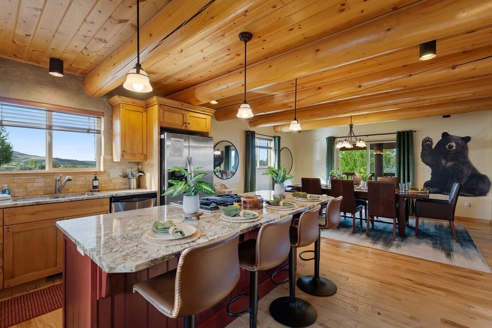 Full Kitchen w/ Bar Seating