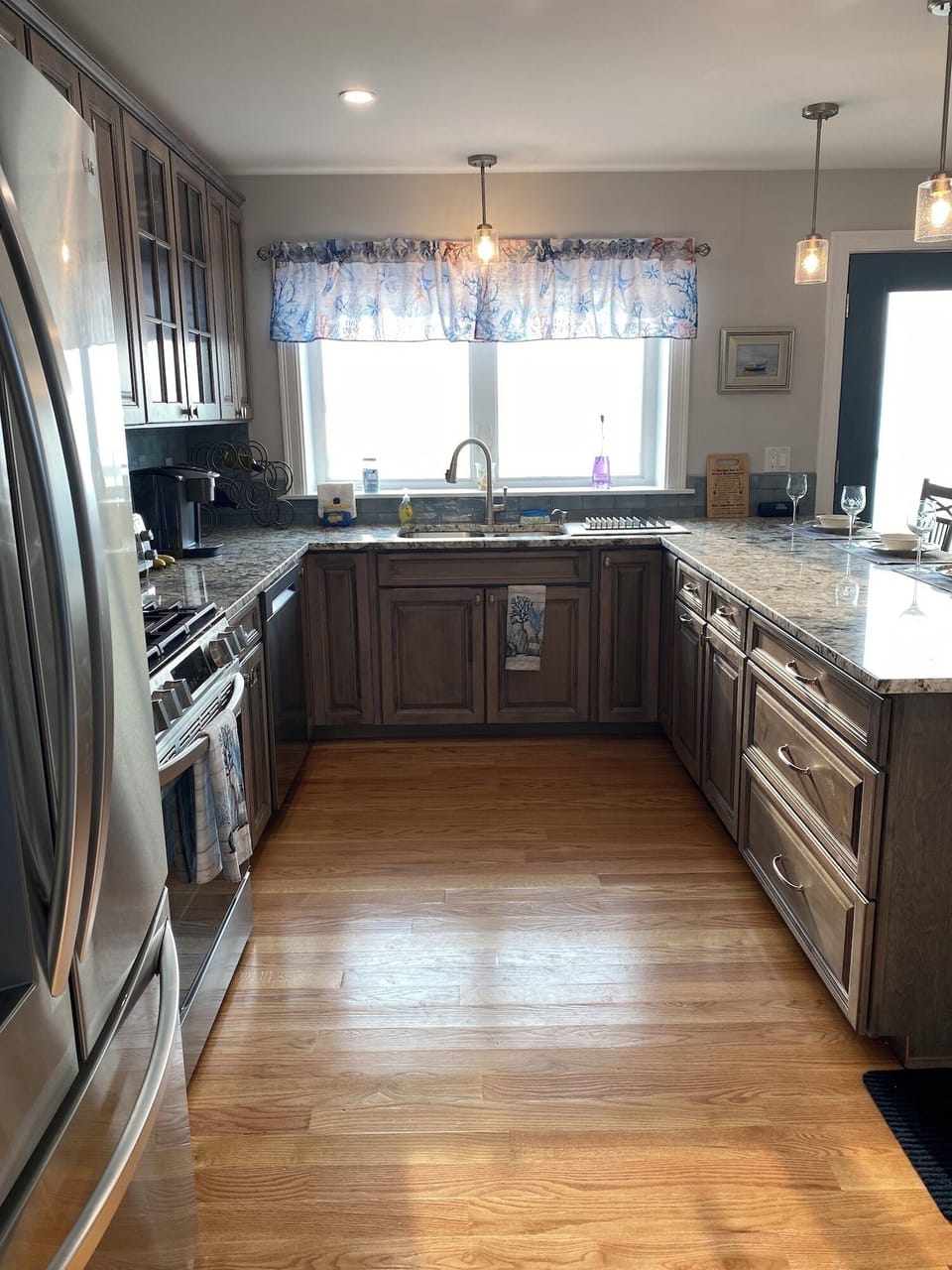 Fully stocked kitchen with gas stove, microwave, & coffee maker (Keurig).