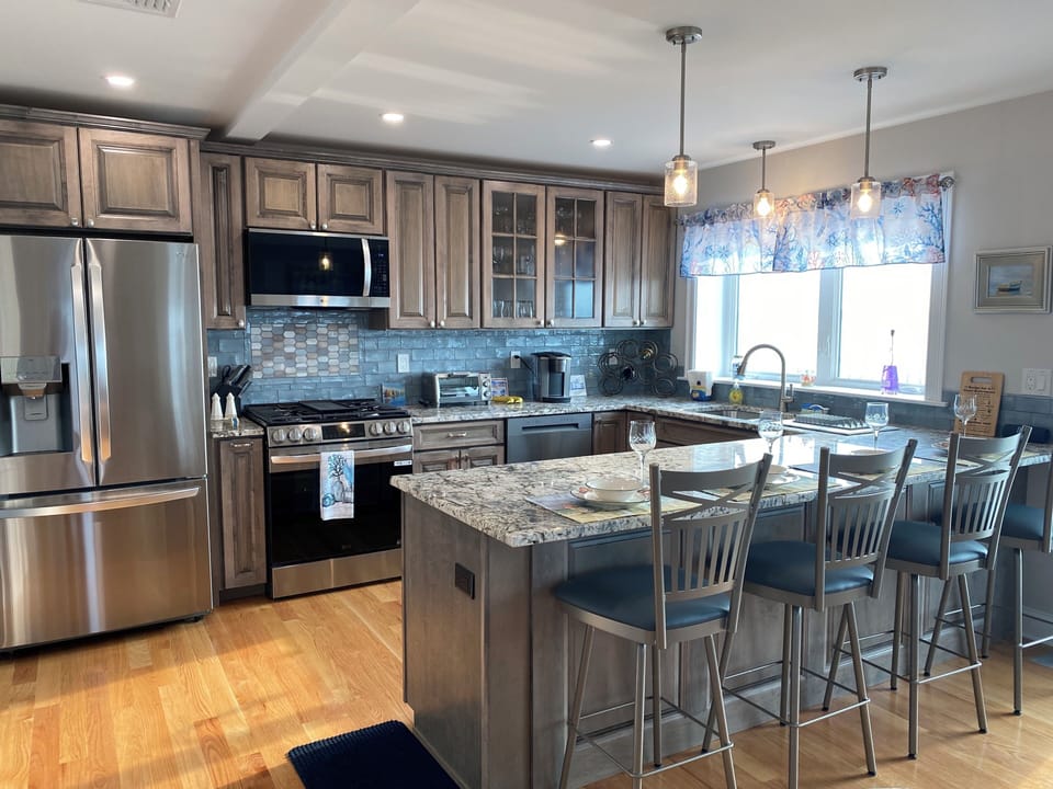 Eat-in kitchen