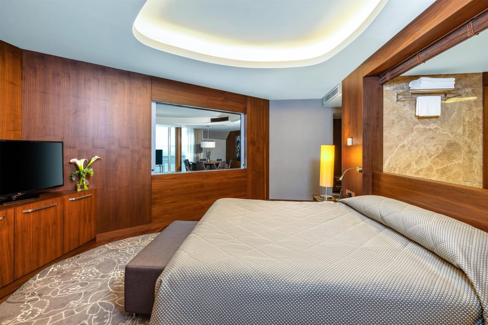 Egyptian cotton sheets, premium bedding, down comforters, minibar
