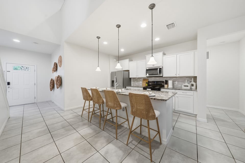 Fully equipped kitchen with kitchen island with 4 seats