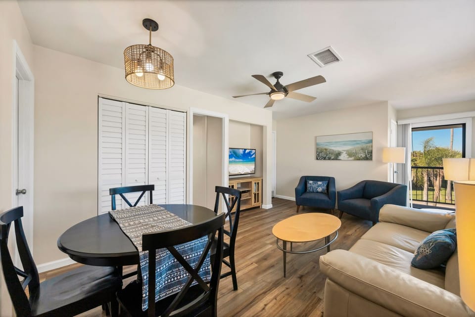 Dining table seats 4