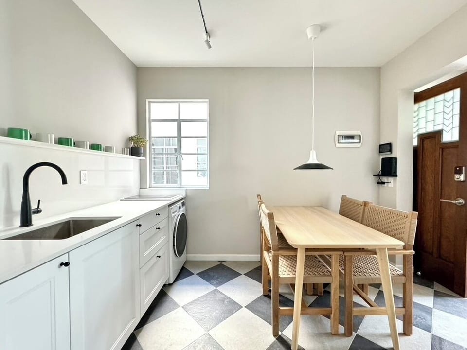 Classic Apartment | Private kitchen | Fridge, cookware/dishes/utensils