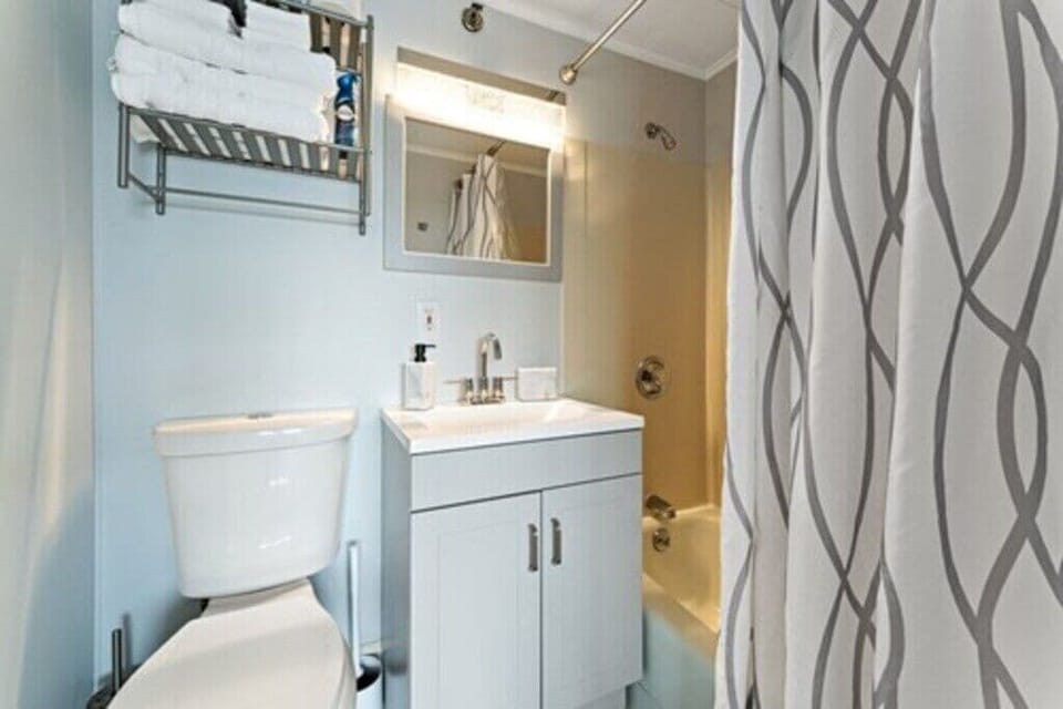 Combined shower/tub, free toiletries, hair dryer, towels