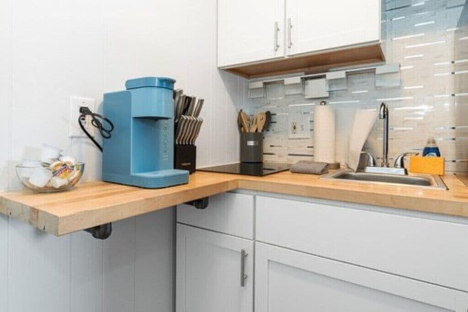 Fridge, oven, stovetop, cookware/dishes/utensils
