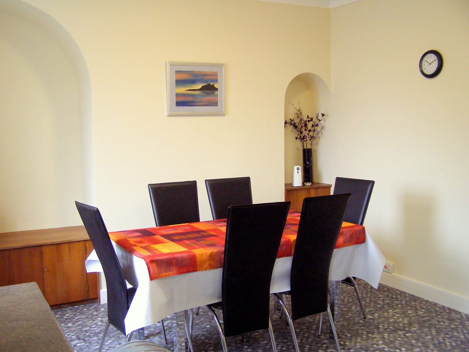 Standard Cottage, 3 Bedrooms | In-room dining