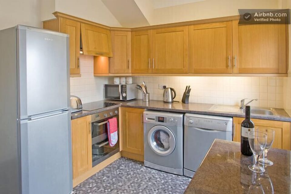 Standard Cottage, 3 Bedrooms | Private kitchen | Fridge, microwave, oven, stovetop