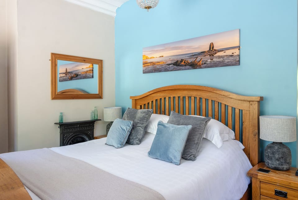 Luxury Double Room, Ensuite | Hypo-allergenic bedding available, iron/ironing board, WiFi (free)