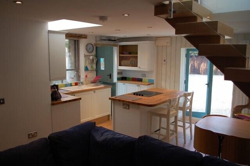 Standard Cottage, 2 Bedrooms | Private kitchen | Electric kettle