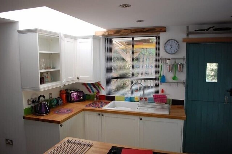 Standard Cottage, 2 Bedrooms | Private kitchen | Electric kettle