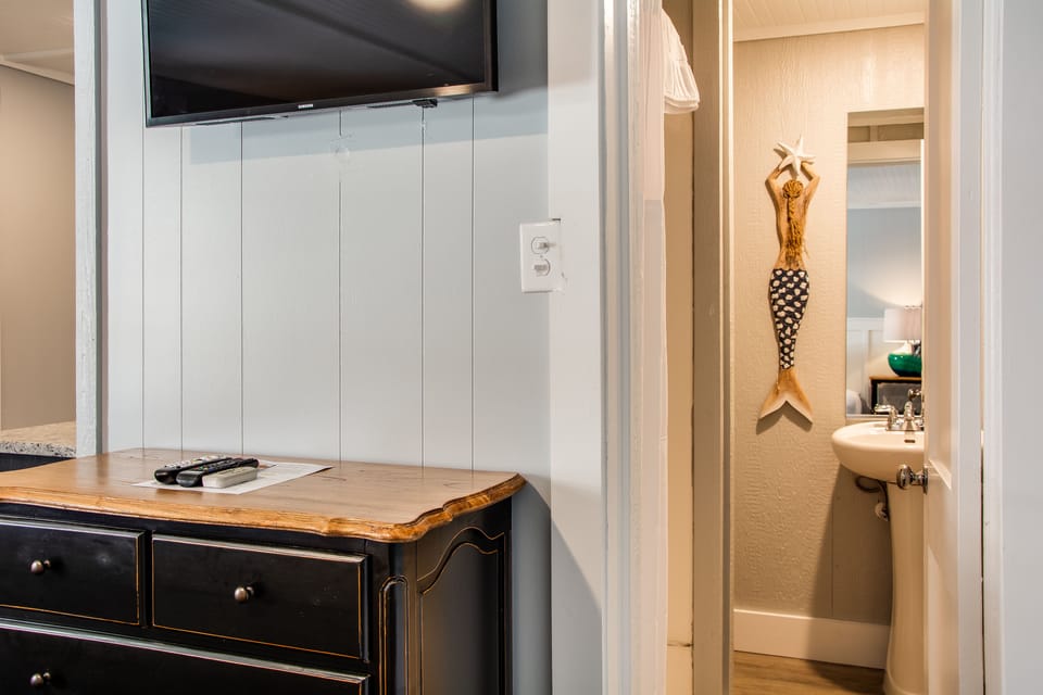 Single Room, 1 King Bed | In-room safe, individually decorated, free WiFi, bed sheets