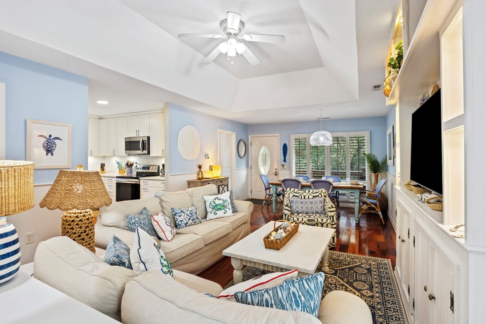 Bright and colorful space. Plenty of space to lounge!