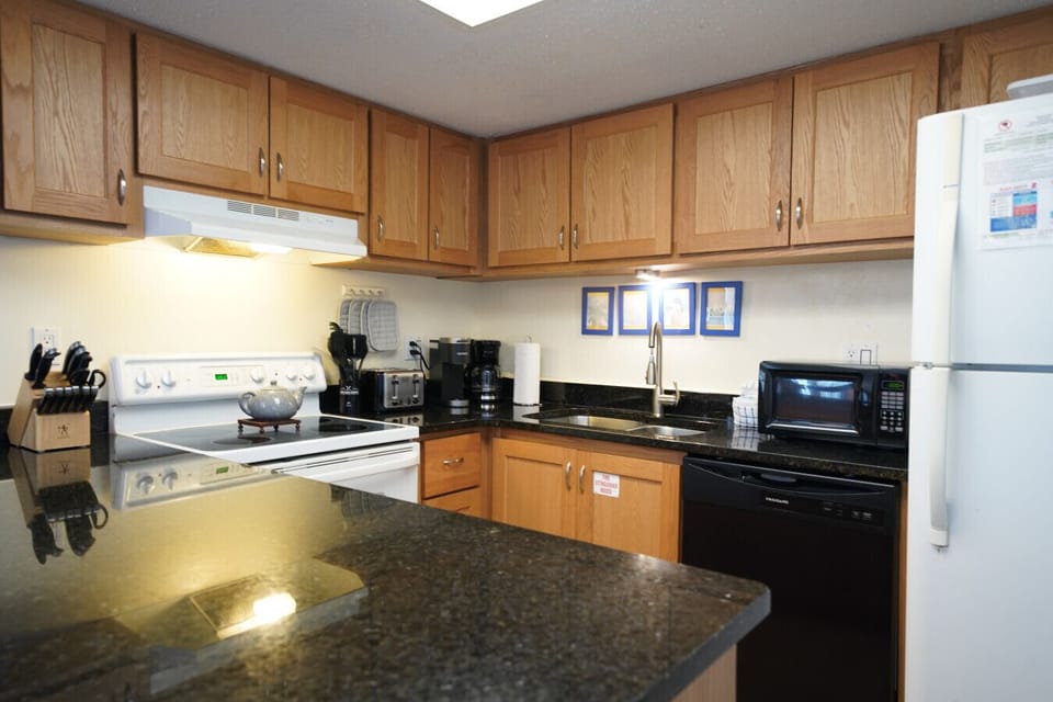A chef`s delight: fully equipped kitchen with granite and bespoke cabinetry. Premium appliances for effortless meal preparation and enter...