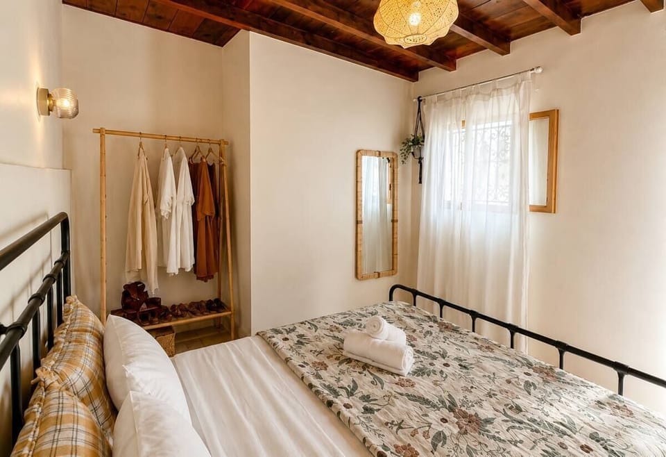 Deluxe Double Room | WiFi (free), individually decorated, individually furnished, bed sheets