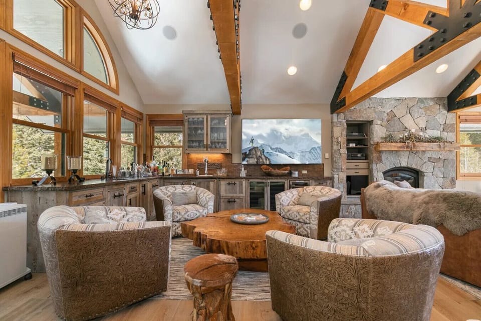 Beautifully appointed and spacious great room with multiple seating areas, wet bar, large flat screen SmartTV, gas fireplace and comfortable furnishings.