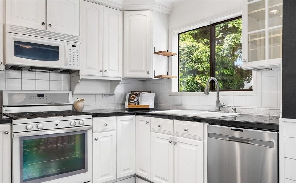 Fully equipped kitchen with everything you need. 