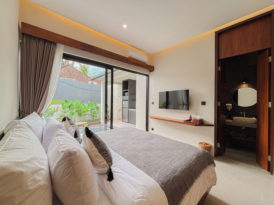 Villa, 1 Bedroom, Private Pool | Desk, laptop workspace, WiFi (free)