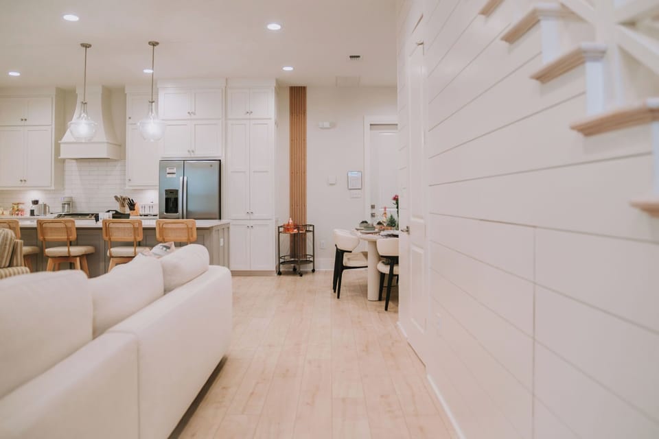 The open concept floorplan with living room, kitchen and dining table facilitates conversation and connection.