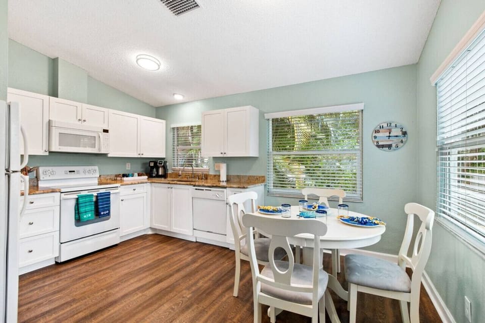 Kitchen | Fun, beach themed kitchen/dining!