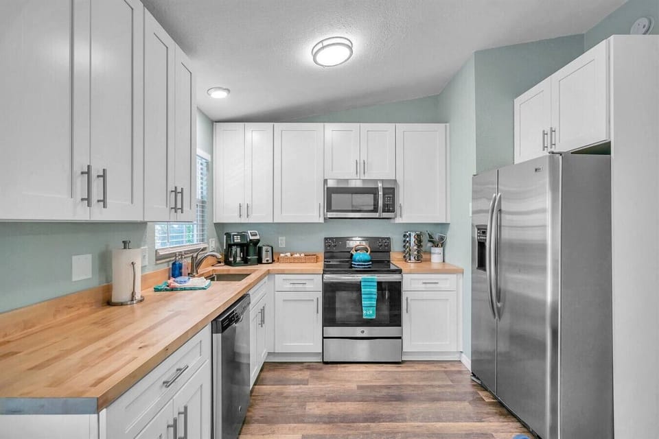 Kitchen | Fully stocked with all your cooking needs.