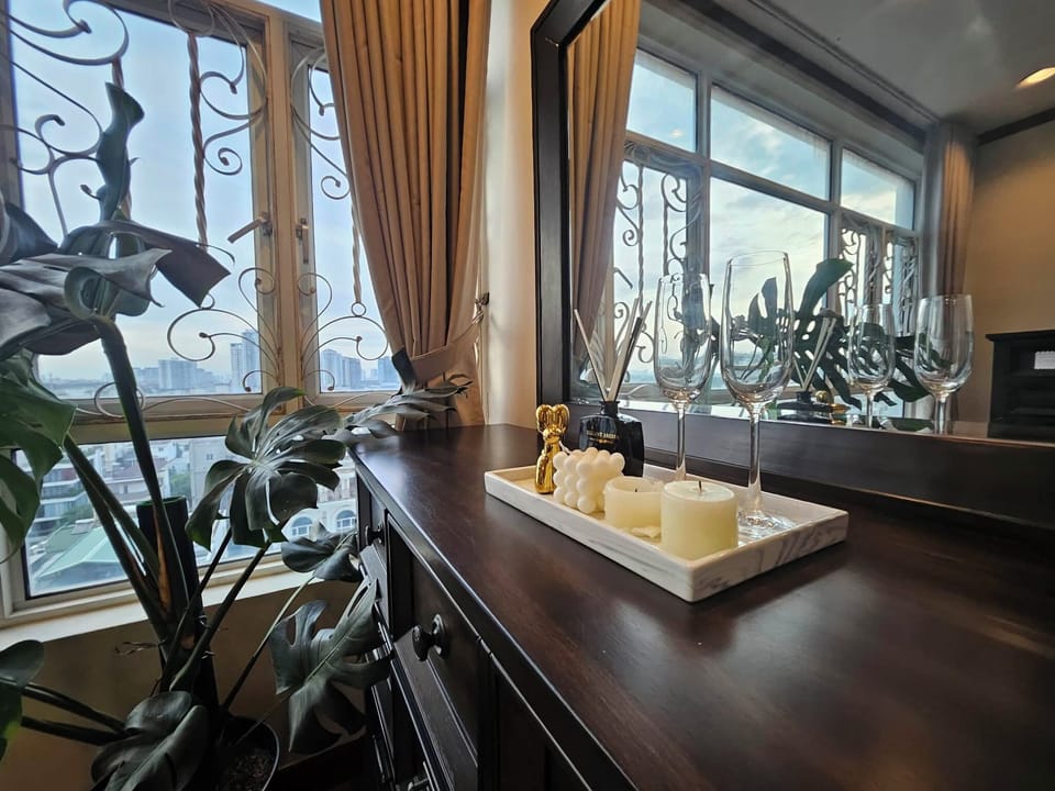 Classic Apartment, City View | Interior