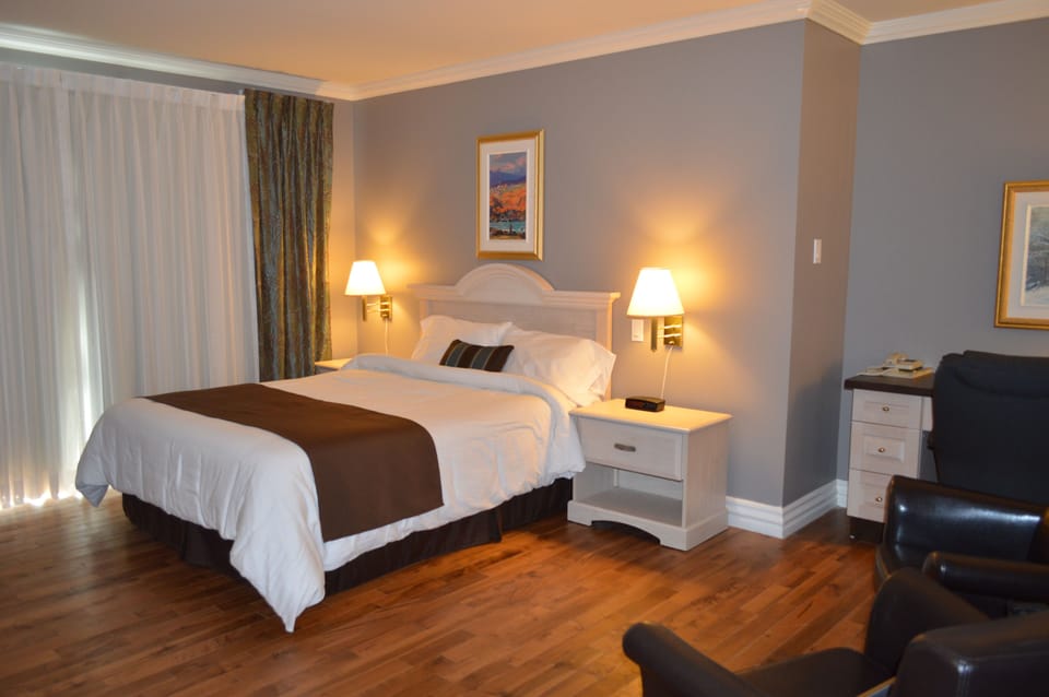 Comfort Room | Desk, iron/ironing board, free WiFi, bed sheets