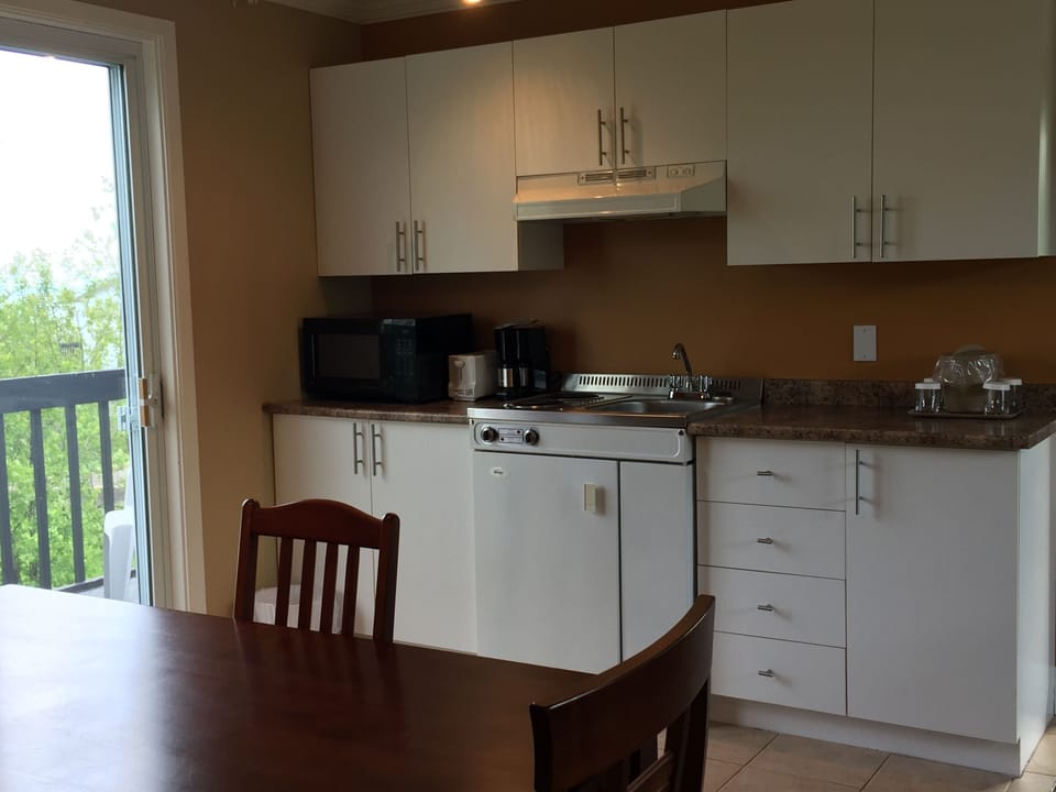 Studio, Kitchenette | Private kitchenette | Coffee/tea maker